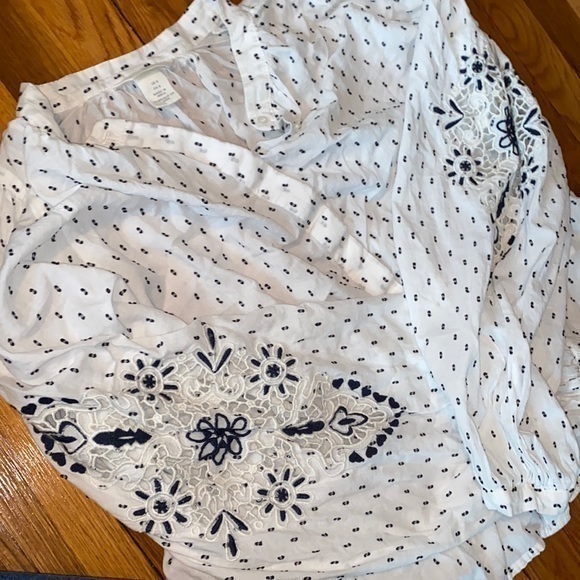 H&M Tops - Womens H&M peasant style embroidery too order sleeves EUC size 8.